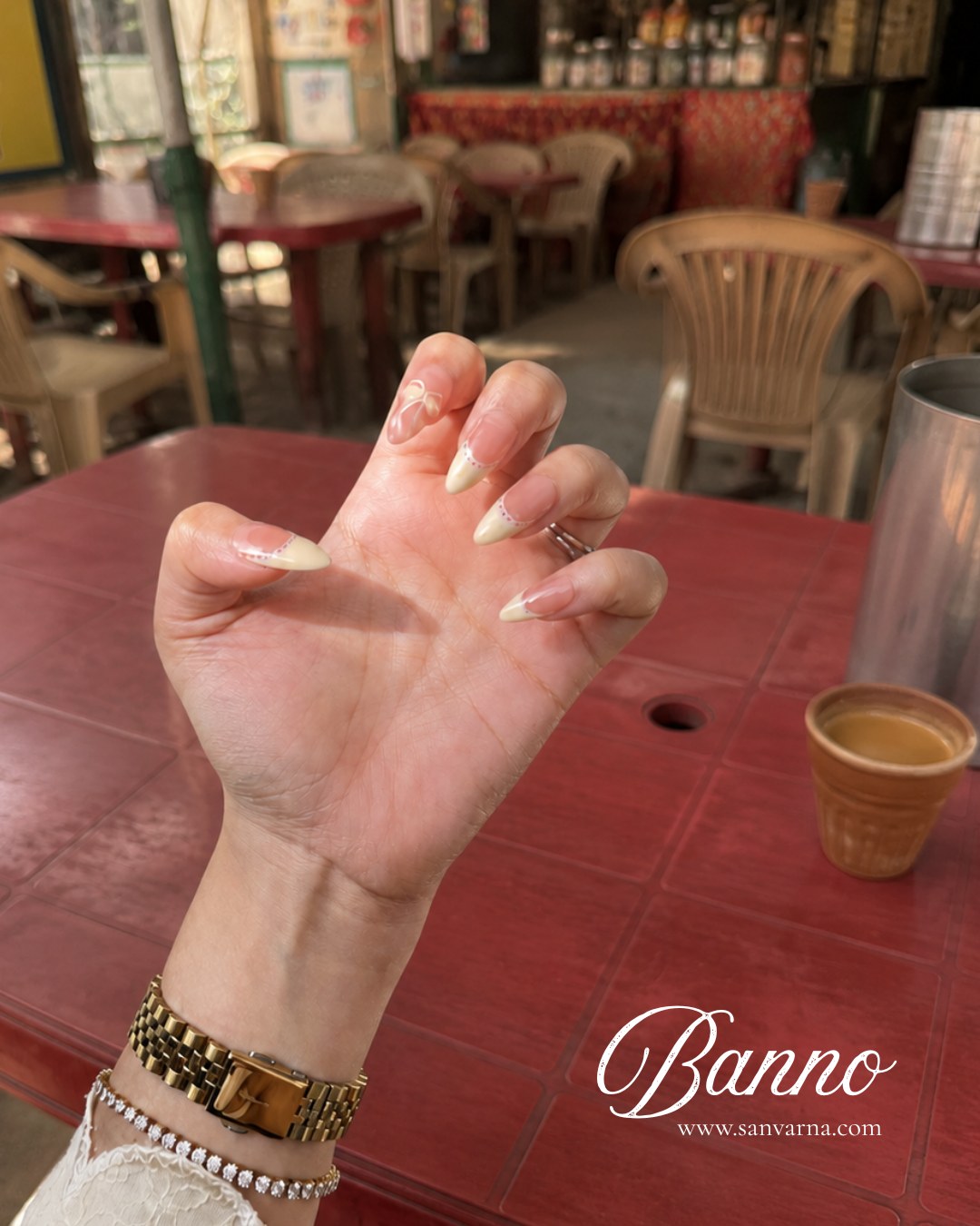 Minimani Banno bow press-on nails worn on hand