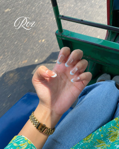 Minimani Roz short French press-on nails on hand, close-up